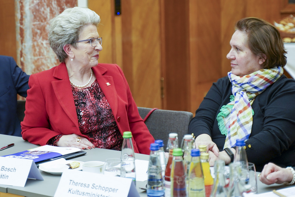 Staatsrätin Barbara Bosch (links) und Kultusministerin Theresa Schopper (rechts) bei den Diskussionen zu den Ergebnissen