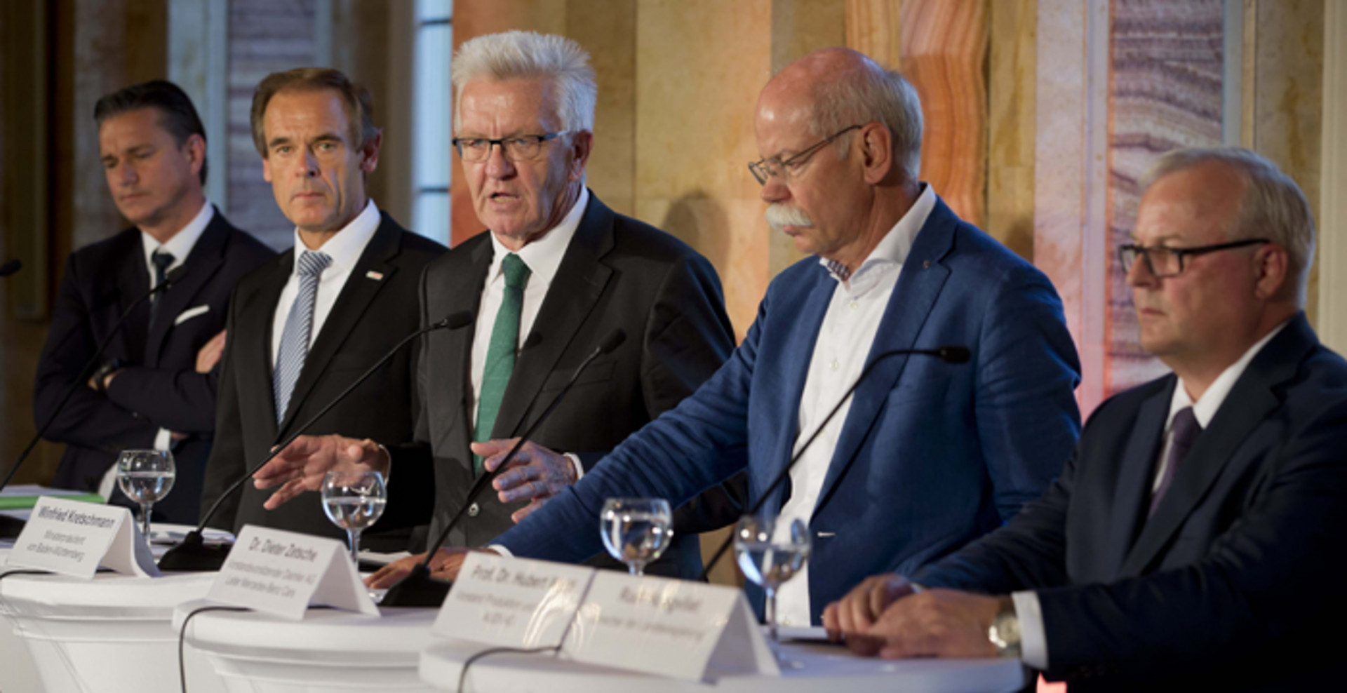 v.l.n.r.: Lutz Meschke, Dr. Volkmar Denner, Ministerpräsident Winfried Kretschmann, Dr. Dieter Zetsche und Prof. Dr. Hubert Waltl (Foto: Staatsministerium Baden-Württemberg)