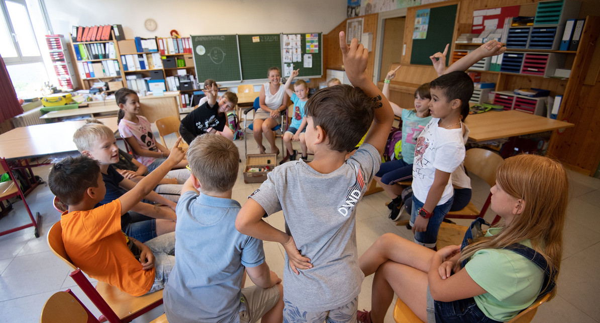 Baden-W&uuml;rttemberg, Lenningen: Sch&uuml;lerinnen und Sch&uuml;ler sitzen in einem Klassenraum der Grundschule im Lenninger Ortsteil Schopfloch. (Bild: picture alliance/Marijan Murat/dpa)