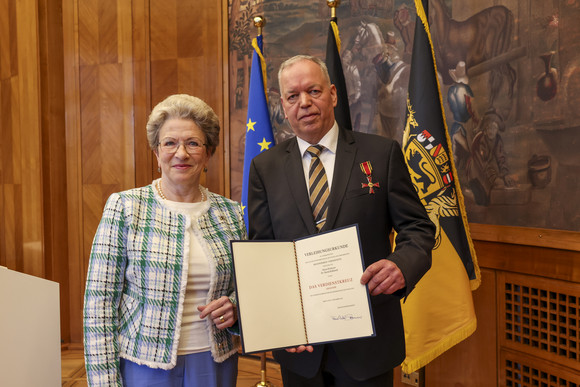 Die Staatsrätin für Zivilgesellschaft und Bürgerbeteiligung, Barbara Bosch (links), und Prof. Dr. Bernd Kühlmuß (rechts) mit der Urkunde.
