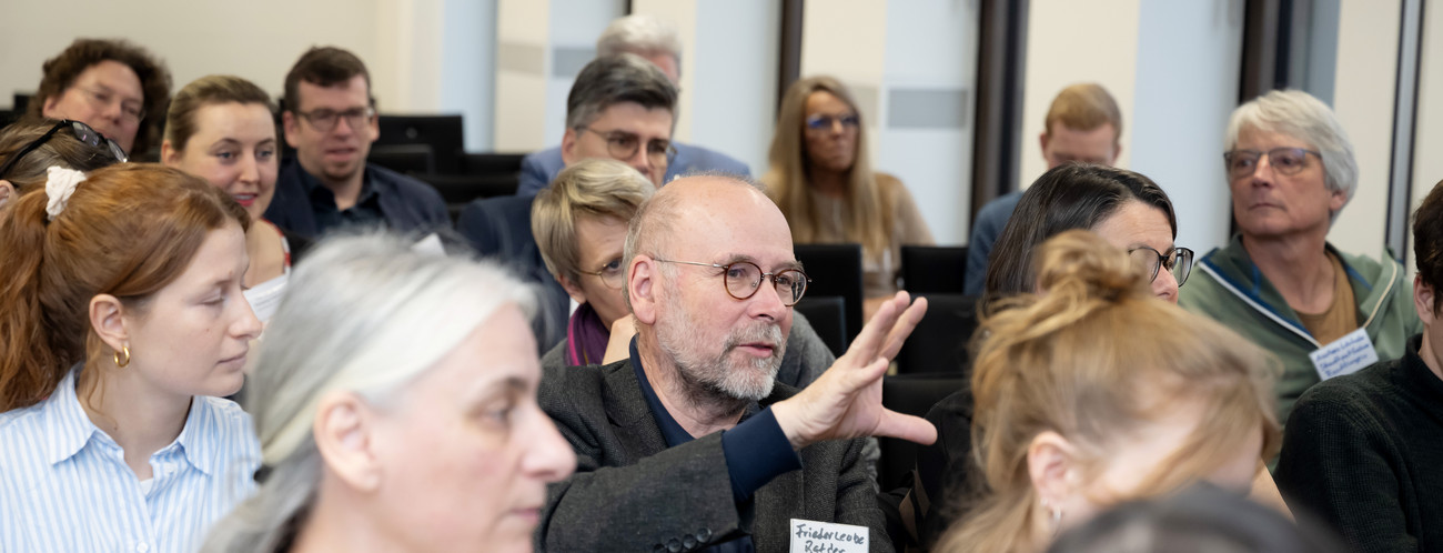 Teilnehmer diskutieren bei der Demokratiekonferenz 2023.