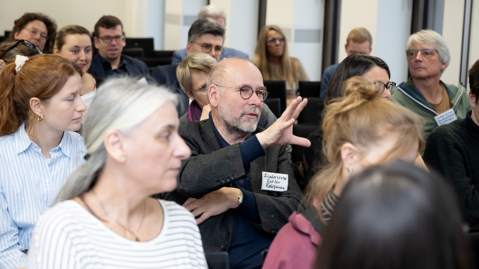 Teilnehmer diskutieren bei der Demokratiekonferenz 2023.