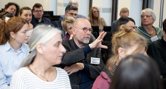 Teilnehmer diskutieren bei der Demokratiekonferenz 2023.