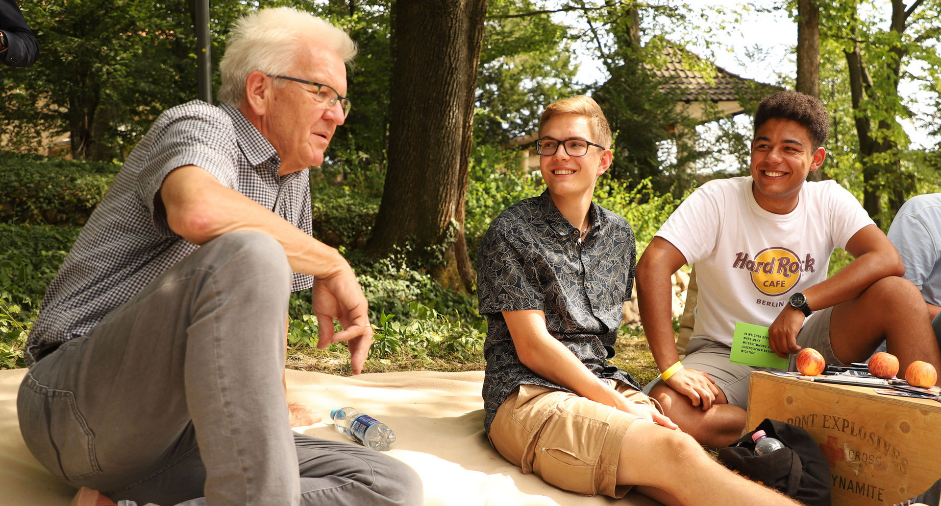 Ministerpräsident Winfried Kretschmann auf der Picknickdecke.