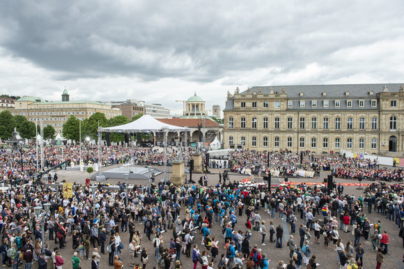 Blick auf den Stuttgarter Schlossplatz während des zentralen Gottesdienstes