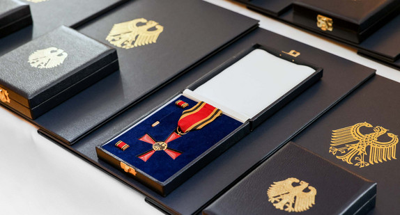Schatullen mit dem Verdienstkreuz am Bande des Verdienstordens der Bundesrepublik Deutschland sowie Urkunden. 