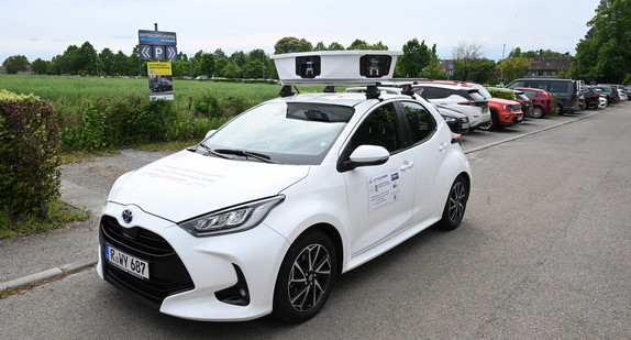 Ein Scan-Auto, das automatisch Parksünder registriert, fährt bei einem Pilotversuch an vor der Universität Hohenheim geparkten Fahrzeugen vorbei.