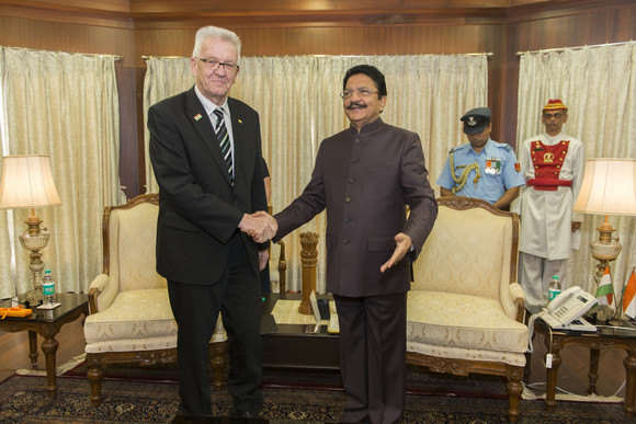 Ministerpräsident Winfried Kretschmann (l.) und der Gouverneur von Maharashtra, C. Vidyasagar Rao (r.), in Malabar Hill, Mumbai