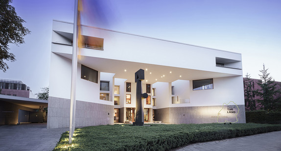 Außenaufnahme der Landesvertretung BAden-Württemberg Berlin im Abendlicht