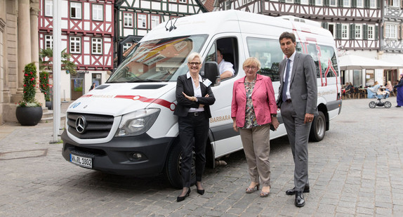 Professorin Barbar Lenz, Wissenschaftsministerin Theresia Bauer und der Schorndorfer Oberbürgermeister Matthias Klopfer vor dem Bürgerbus „Barbara“ aus dem Reallabor Schorndorf (Bild: © Wissenschaftsministerium Baden-Württemberg).