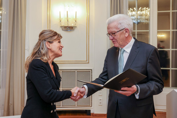 Ministerpräsident Winfried Kretschmann (rechts) übergibt Anne-Sophie Mutter (links) die Urkunde.