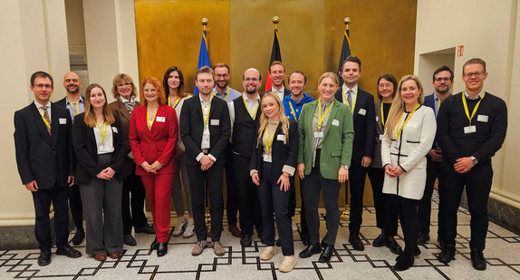 Gruppenbild anlässlich des Neumitgliedertreffens des Dynamischen Europapools in der Villa Reitzenstein in Stuttgart