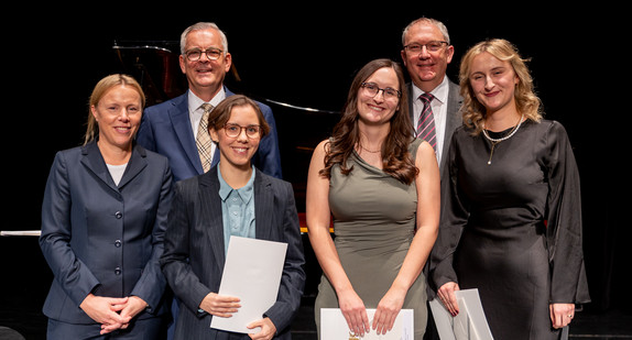 von links nach rechts: Präsidentin des Prüfungsamtes des Ministeriums der Justiz und für Migration Sintje Leßner, Rektor der Hochschule für Rechtspflege Schwetzingen Frank Haarer, Absolventin Greta Maria Pauls, Absolventin Lena Dreher, Prorektor Rainer Hock, Absolventin Annike Greta Schildhauer. von links nach rechts: Präsidentin des Prüfungsamtes des Ministeriums der Justiz und für Migration Sintje Leßner, Rektor der Hochschule für Rechtspflege Schwetzingen Frank Haarer, Absolventin Greta Maria Pauls, Absolventin Lena Dreher, Prorektor Rainer Hock, Absolventin Annike Greta Schildhauer.