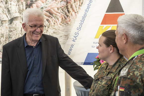 Ministerpräsident Winfried Kretschmann (links) beim Gang über die Kirchenmeile