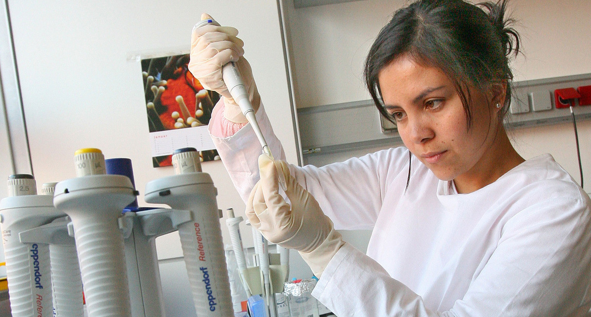 Eine Doktorandin aus Venezuela arbeitet im Labor. (Bild: © dpa)