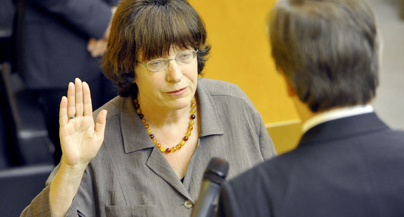 Die Staatsrätin für Zivilgesellschaft Gisela Erler schwört am 12. Mai 2011 im Landtag in Stuttgart bei der Vereidigung den Amtseid (Bild: dpa).