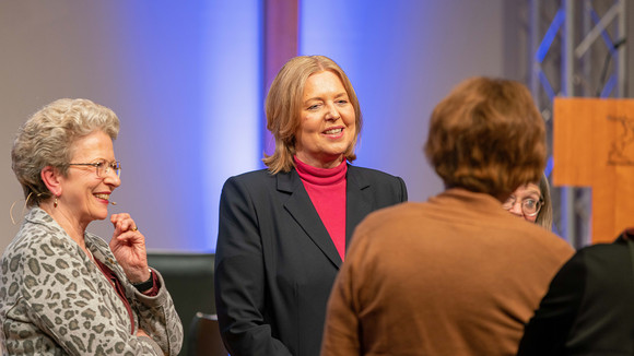 Unterhalten sich mit Gästen der Veranstaltung: Staatsrätin Barbara Bosch und Bundestagspräsidentin Bärbel Bas