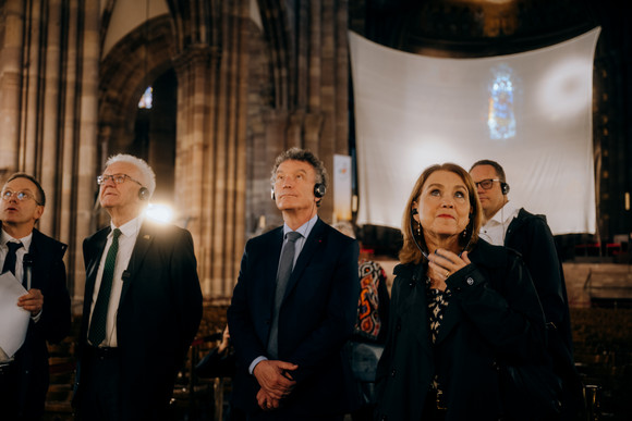 Ministerpräsident Winfried Kretschmann (Zweiter von links) gemeinsam mit Franck Leroy (Zweiter von rechts), Präsident der Region Grand Est, und Wissenschaftsministerin Petra Olschowski (rechts) im Münster von Straßburg