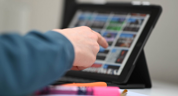 Ein 13 Jahre alter Schüler arbeitet an einem iPad mit der Lernplattform Moodle.
