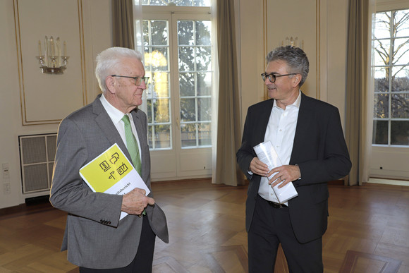 Ministerpräsident Winfried Kretschmann (links) und Dr. Dieter Salomon (rechts), Vorsitzender des Normenkontrollrats Baden-Württemberg