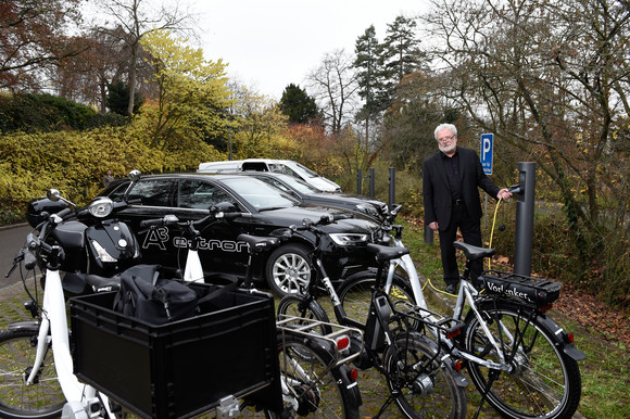 Staatsminister Klaus-Peter Murawski bei der Vorstellung der Dienstfahrzeugflotte mit alternativem Antrieb des Staatsministeriums