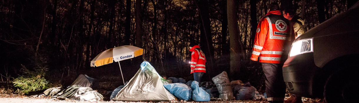 Ehrenamtliche Mitarbeiter vom Deutschen Roten Kreuz (DRK) und Teil des Teams vom Kältebus schauen am frühen Morgen des 8. Januar 2017 nach einem 87-jährigen Obdachlosen, der im Kräherwald in Stuttgart lebt. (Bild: picture alliance/Christoph Schmidt/dpa)