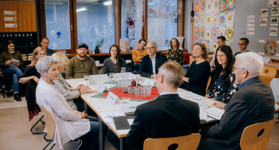 Gesprächsrunde mit Ministerpräsident Winfried Kretschmann (rechts) am 26. November 2025 an der Wilhelmsschule in Stuttgart-Wangen, an der ein Pilotprojekt der Familiengrundschulzentren eingerichtet wird.