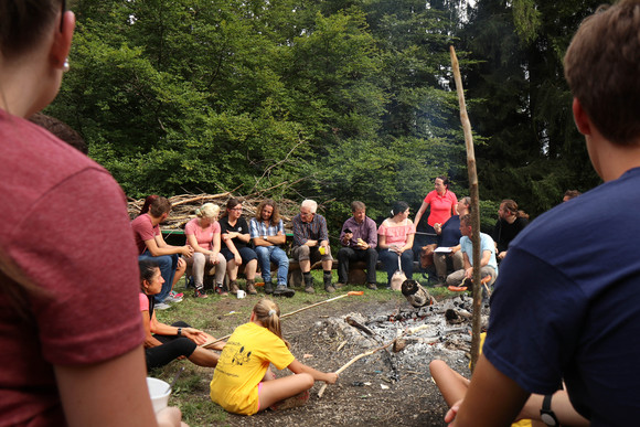 Lagerfeuer der Schwäbischen Albvereinsjugend: Ministerpräsident Winfried Kretschmann (M.) im Gespräch