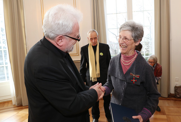 Staatsminister Klaus-Peter Murawski (l.) und Lore Bernecker-Boley (r.)