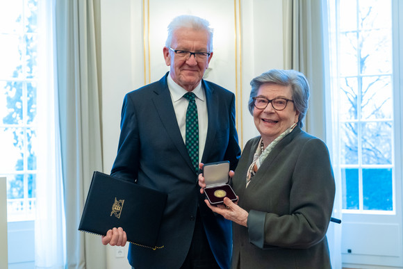 Ministerpräsident Winfried Kretschmann (l.) und Ministerin a. D. Dr. Marianne Schultz-Hector (r.) (Bild: © Björn Hänssler / BW Stiftung)