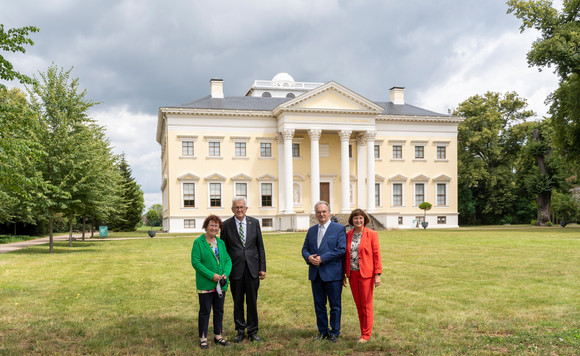 Ministerpräsident Winfried Kretschmann mit Ehefrau Gerlinde (l.) zusammen mit Reiner Haseloff, Ministerpräsident von Sachsen-Anhalt, und Ehefrau Gabriele Haseloff (r.) vor Schloss Wörlitz (Bild: Staatsministerium Baden-Württemberg)