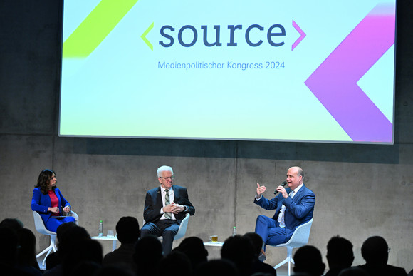Ministerpräsident Winfried Kretschmann (Mitte), Robin Alexander (rechts), stellvertretender Chefredakteur der WELT Politik, und Moderatorin Carina Jantsch (links) bei einem Podiumsgespräch.