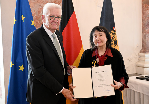 Ministerpräsident Winfried Kretschmann (links) und Prof. Sontraud Speidel (rechts)