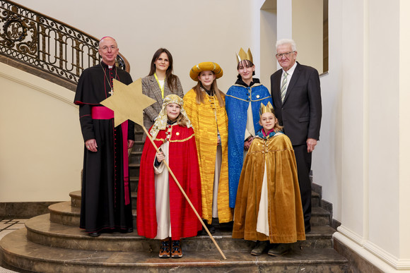 Ministerpräsident Winfried Kretschmann mit der Sternsingergruppe der Kirchengemeinde Heilig Geist Markgröningen, Diözese Rottenburg-Stuttgart