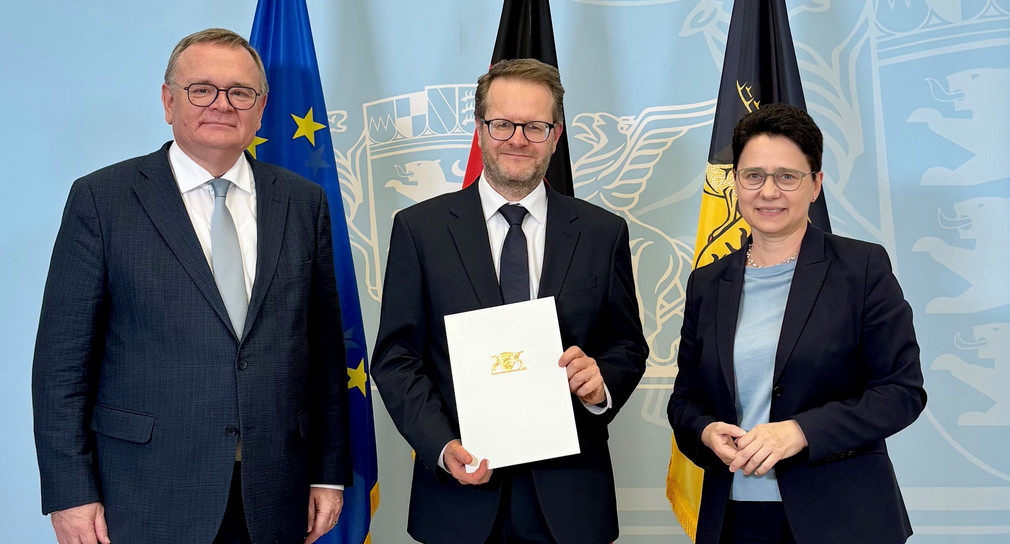 Von links nach rechts: Amtschef des Ministeriums der Justiz und für Migration Elmar Steinbacher, Leitender Oberstaatsanwalt der Staatsanwaltschaft Mosbach Holger Schmitt, Ministerin der Justiz und für Migration Marion Gentges