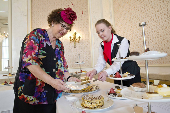 Gerlinde Kretschmann (l.) am Kuchenbuffet