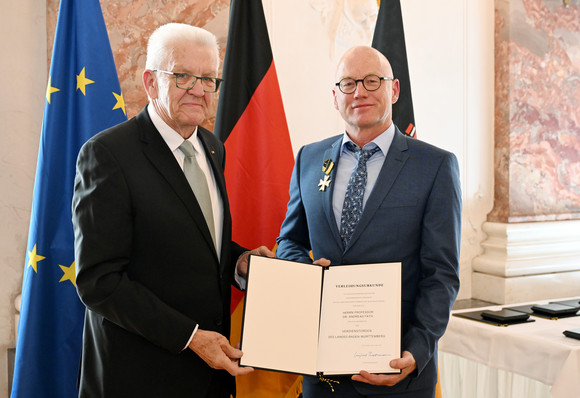 Ministerpräsident Winfried Kretschmann (links) und Prof. Dr. rer. nat. Andreas Fath (rechts)