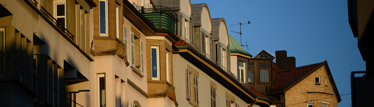 Häuser in Stuttgart werden von der Morgensonne beschienen. (Bild: picture alliance/Sebastian Gollnow/dpa)