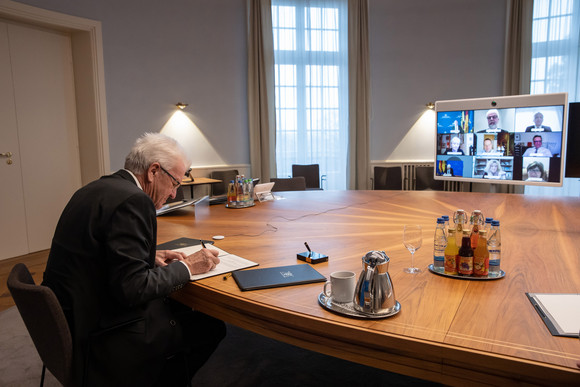 Ministerpräsident Winfried Kretschmann (l.) bei der Vertragsunterzeichnung