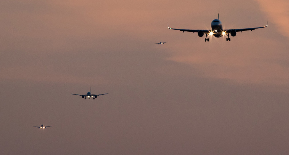 Symbolbild: Passagiermaschinen befinden sich in gleichmäßigen Abständen im Landanflug auf einen Flughafen. (Bild: dpa)