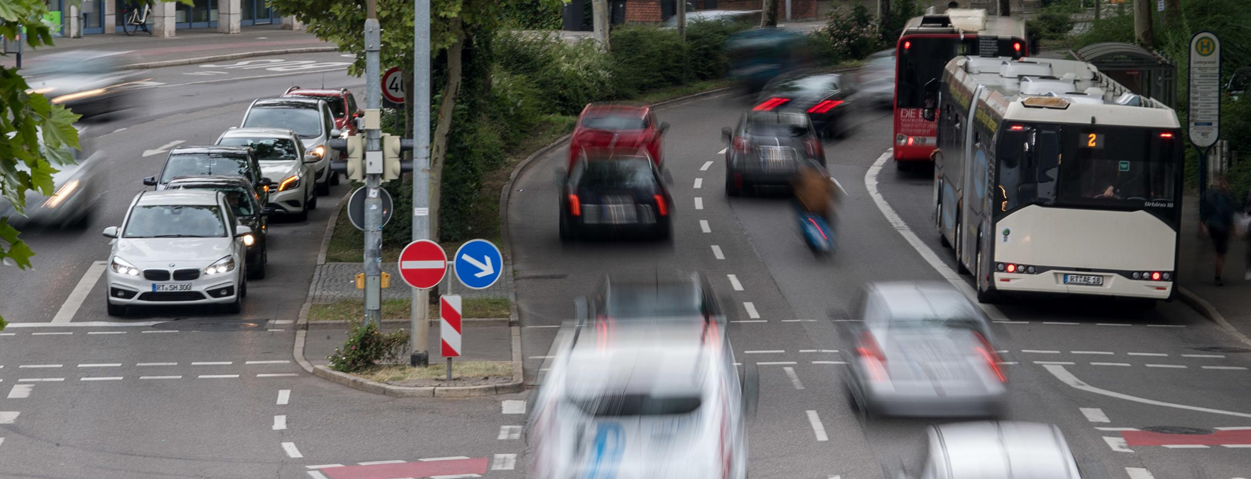 Autos fahren über eine Kreuzung in Reutlingen. (Bild: picture alliance/Sebastian Gollnow/dpa)
