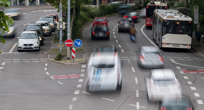 Autos fahren über eine Kreuzung in Reutlingen. (Bild: picture alliance/Sebastian Gollnow/dpa)