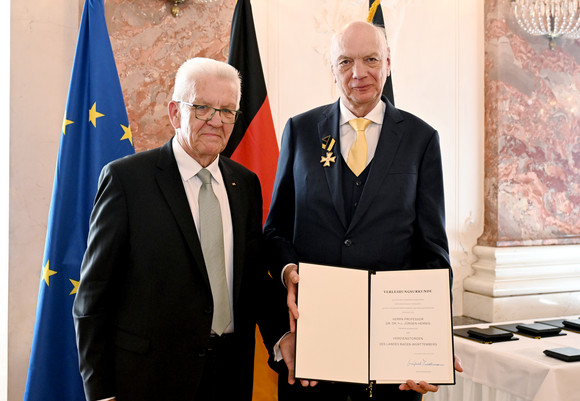 Ministerpräsident Winfried Kretschmann (links) und Prof. Dr. Dr. h.c. Jürgen Hennig (rechts)