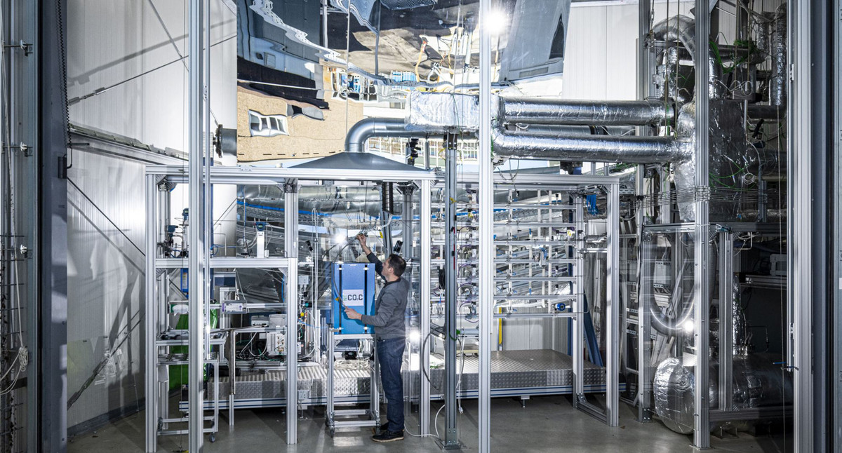 Die NECOC-Versuchsanlage am KIT produziert festen Kohlenstoff aus klimaschädlichem Kohlenstoffdioxid.