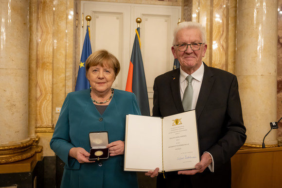 Bundeskanzlerin a. D. Dr. Angela Merkel (links) und Ministerpräsident Winfried Kretschmann (rechts)