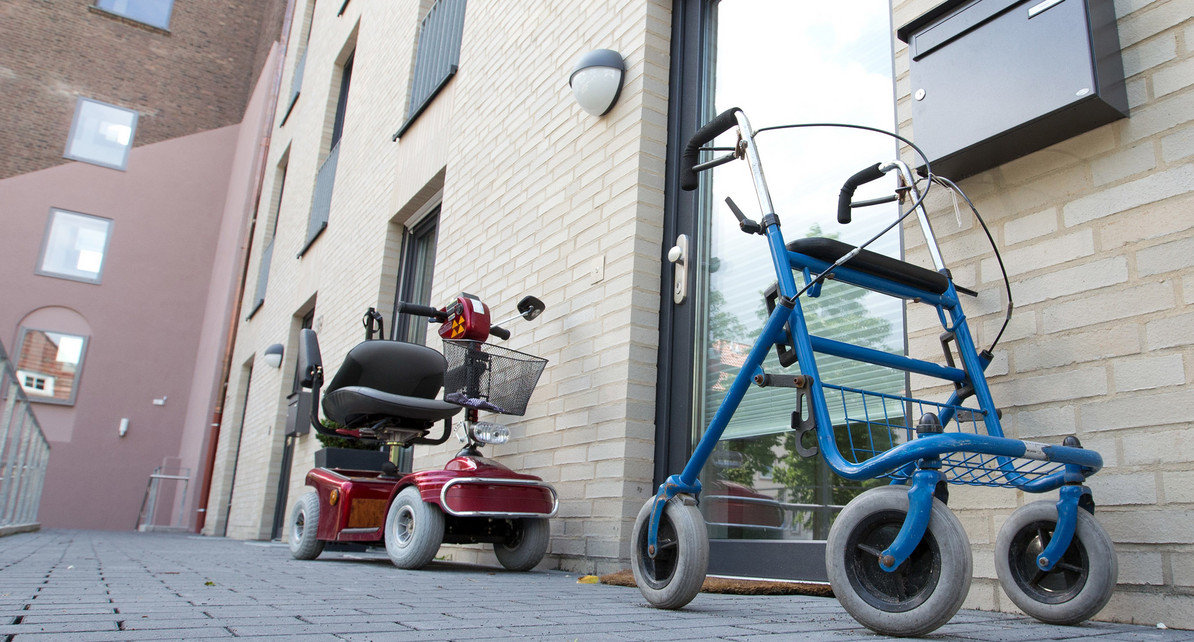 Symbolbild: Ein Rollator steht am vor einer Wohnung. (Bild: dpa)