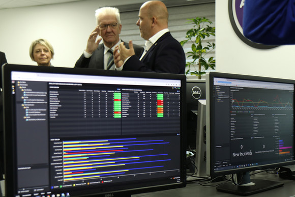 Ministerpräsident Winfried Kretschmann (M.) beim Firmenbesuch der Axsos AG in Ramallah