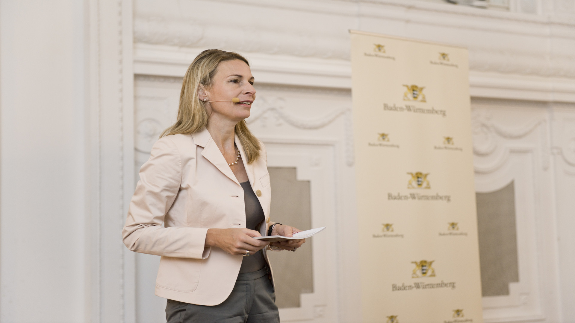 Dr. Katja Gentinetta moderiert die Demokratiekonferenz 2015 in Stuttgart
