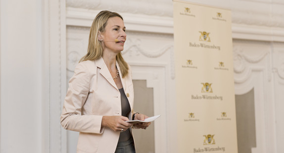 Dr. Katja Gentinetta moderiert die Demokratiekonferenz 2015 in Stuttgart