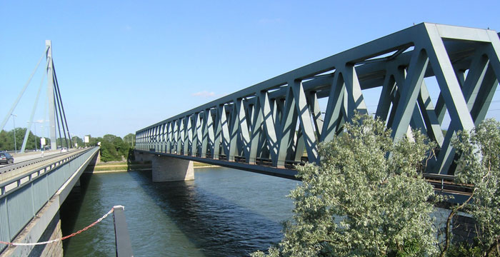 Bestehende Rheinbrücken für den Straßen- und Schienenverkehr zwischen Karlsruhe und Wörth (Bild: Ikar.us/Wikimedia Commons CC BY 2.0).